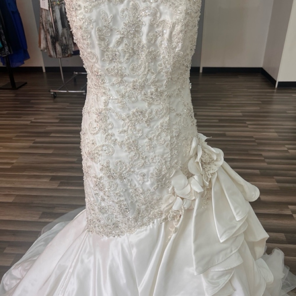 David Tutera Ivory Bridal Gown Label Close-Up - Picture 2 of 8